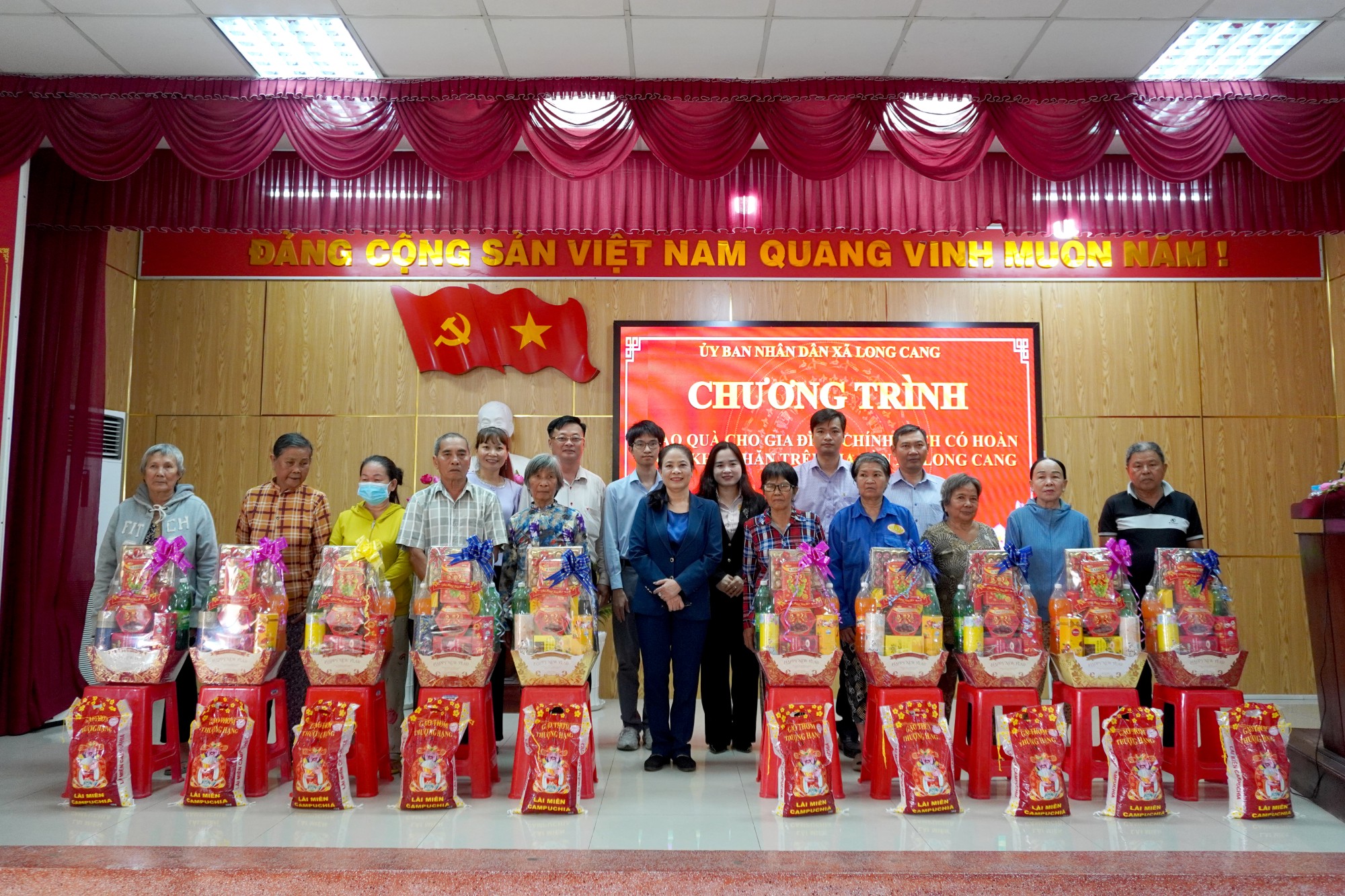 Khu công nghiệp Phúc Long trao tặng 300 phần quà tết cho người dân có hoàn cảnh khó khăn tại xã Long Cang